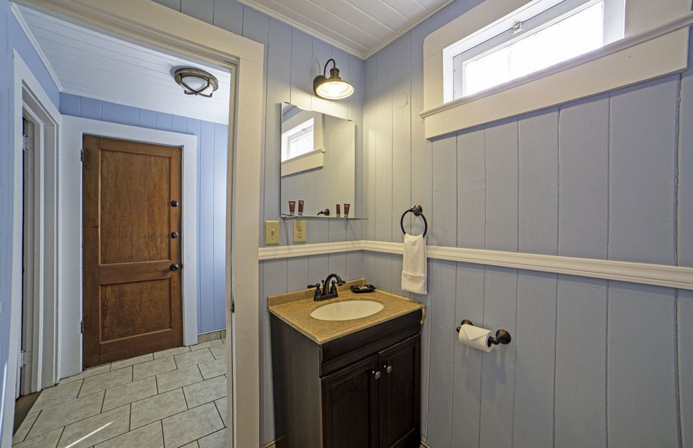 Riverside Lodge at Chimney Rock: 289 Main St, Chimney Rock, NC 28720